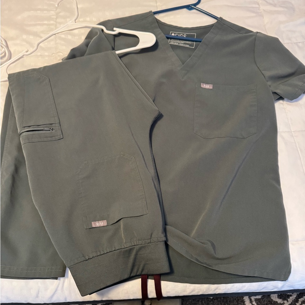 Figs  Scrub Set in  bonsai yola pant one pocket top medium
